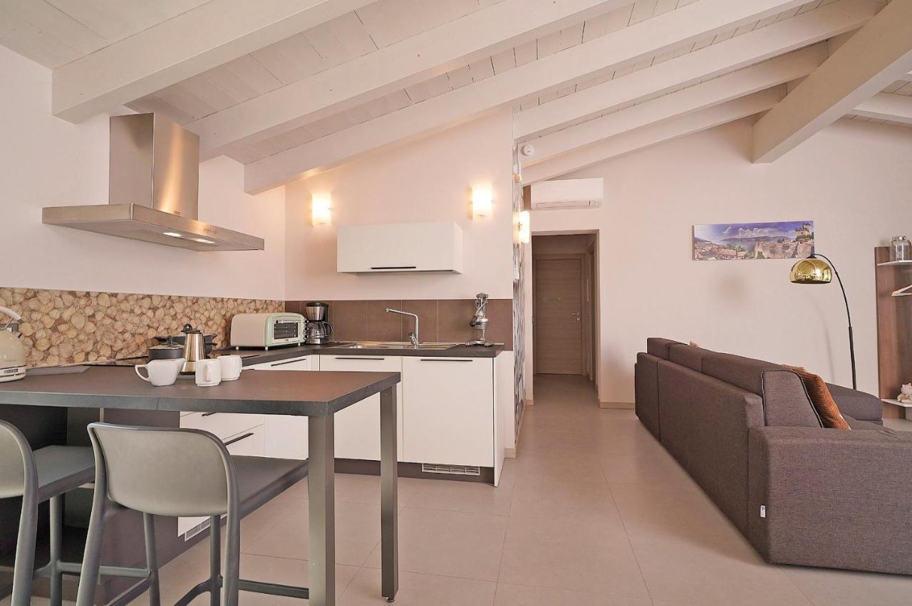 Gardaliva 5 Apartment Manerba del Garda Bagian luar foto
